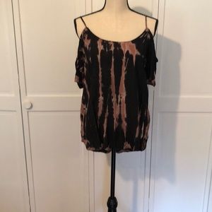 Rock & Republic cold shoulder top